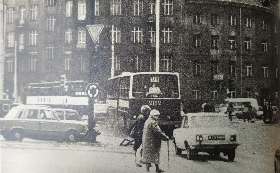 2152
Skan z czasopisma "Motor". Tu mam pewną niejasność czy to wóz z 1979 czy z 1981 roku. Niestety nie pamiętam z którego rocznika to skanowałem, skłaniam się ku 1987/88 roku ale nie jestem pewien czy to nie z 1985. Poproszę o pomoc z miejscówką. 

2368 / 1981 / Ikarus 280.26 / R-5 Inflancka / 12.1986 -> R-7 Woronicza -> 2152 / 10.1992
Słowa kluczowe: 2152 174