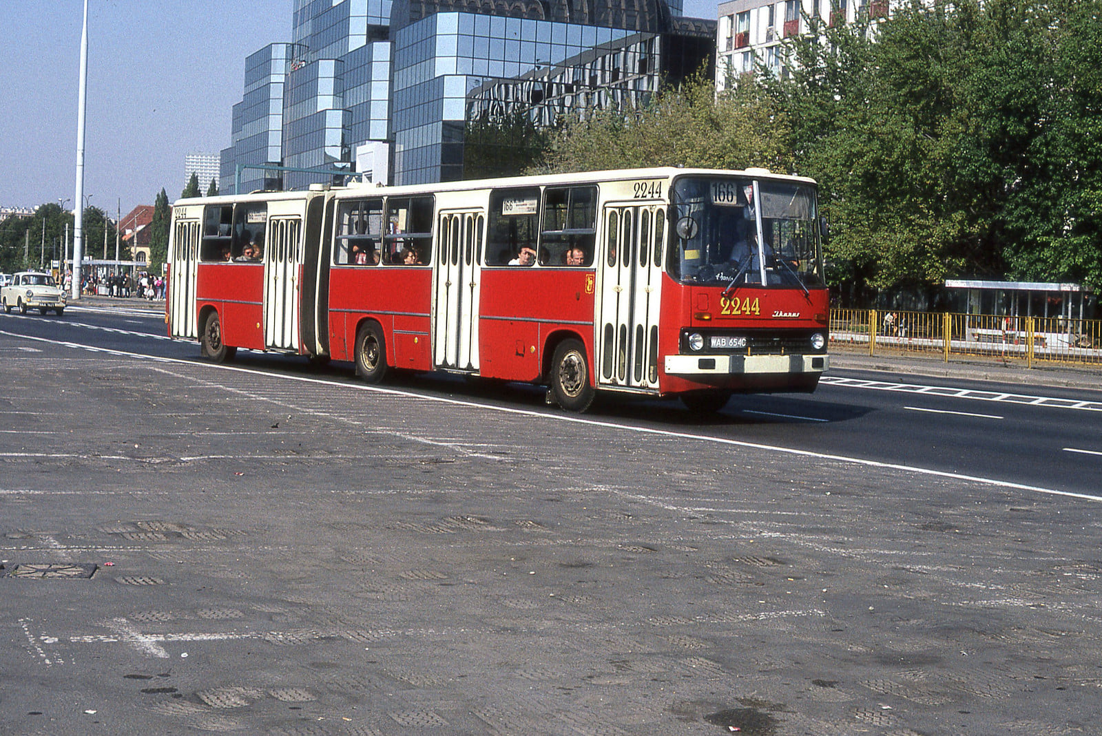 2244
Zajezdnia "Redutowa" nie miała wozów z rocznika 1984, za to z 1985 jedynie 10 sztuk 2241-2250. Tutaj jeden z wozów, już niestety po NG na 166, które wtedy również było obsługiwane przez R-9. Zdjęcie z niesamowitej serii odkrytej niedawno przez nas autorstwa Geoffe'a Stainthorpe'a. Autor poza rokiem nie podał dokładniejszej daty, najprawdopodobniej ta eskapada miała miejsce w sierpniu 1991.

2244 / Ikarus 280.26 / 1985 / R-6 Redutowa / 1997-03

Słowa kluczowe: 2244 166