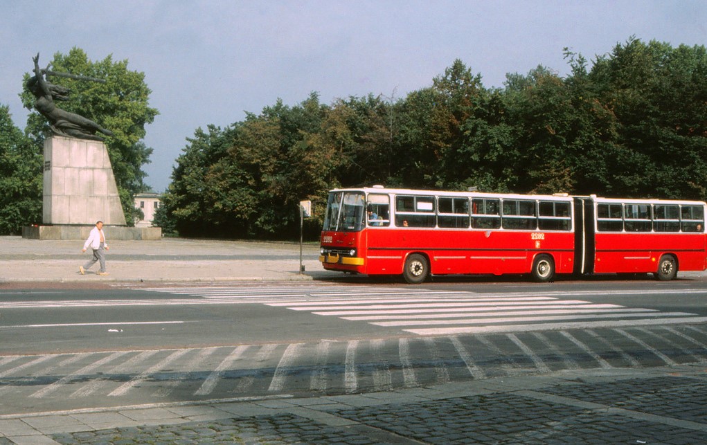 2282
fot. Staffan Sävenfjord. Czyżby 506? Nie ma to jak redutowa ściśnięta czcionka. 

2282 / Ikarus 280.26 / 1988 / R-6 Redutowa / 2001-11

Słowa kluczowe: 2282