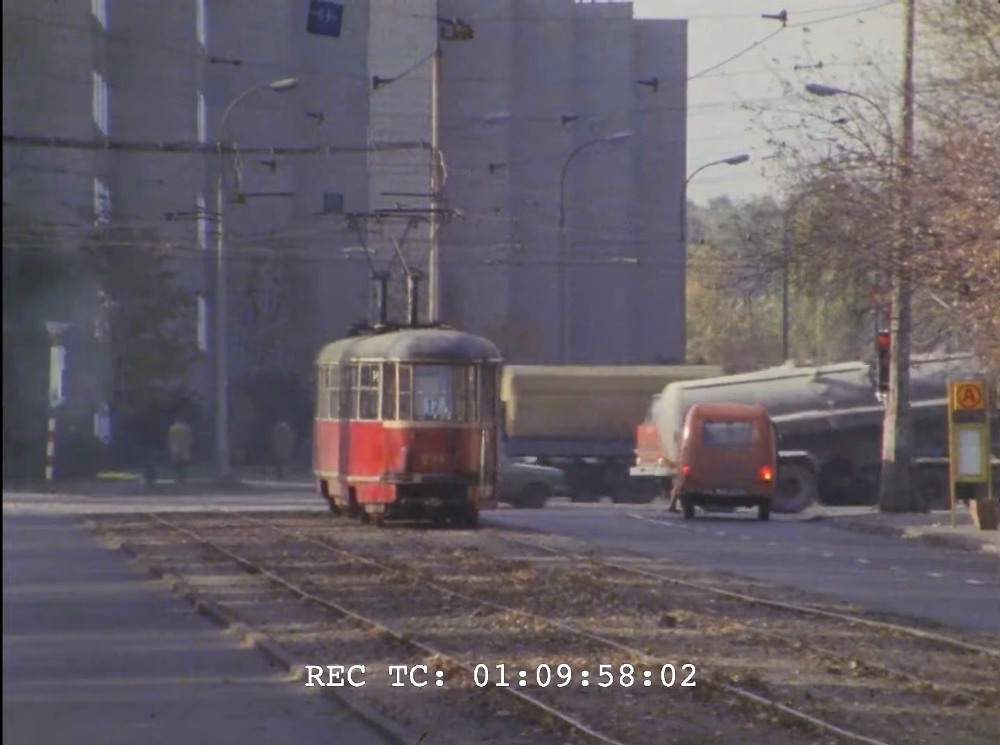 239
Inny kadr z filmu o Shoah.  Chyba jakiś objazd bo wtedy żaden tramwaj tamtędy liniowo nie jeździł.
Słowa kluczowe: 239 17