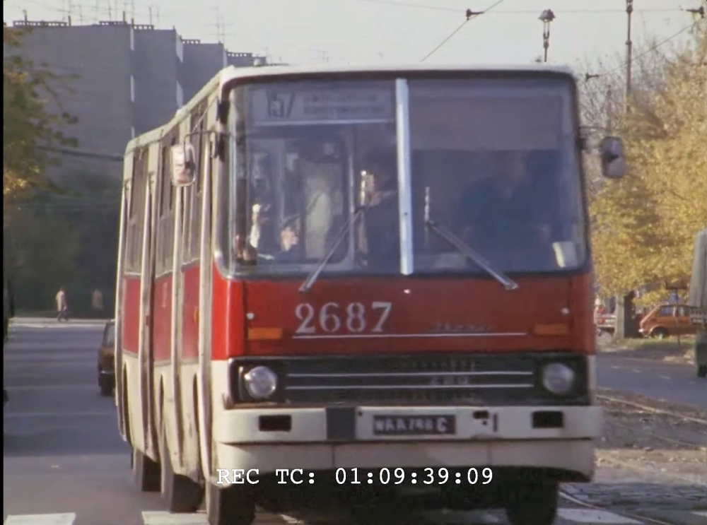 2687
2687 / Ikarus 280.11 / 1979 / R-11 Kleszczowa / 1990-06

Tak patrzyłem z nadzieją na to nagranie czy pojawi się jakiś autobus ale takiego dobrego ujęcia się nie spodziewałem :) 

Nagranie z 1979 roku pokazuje ówczesną okolicę ulicy Stawki w Warszawie. Nagrywający (Claude Lanzmann ze swoją ekipą) skupiają się głównie na pomniku Umschlagplatz (symbolizujący miejsce wywozu 300 tys. Żydów do obozu zagłady w Treblince), jednakże materiał filmowy pokazuje również i trochę codziennego życia i ruchu miejskiego na tej ulicy.

Jak widać na nagraniu, Umschlagplatz wyglądał zupełnie inaczej niż obecnie, składał się jedynie z murku wraz z tablicą z napisem w trzech językach (postawionym tuż po wojnie, w 1946 roku) a obok niego istniała stacja benzynowa, którą zlikwidowano w 1987 roku. 
Słowa kluczowe: 2687 157