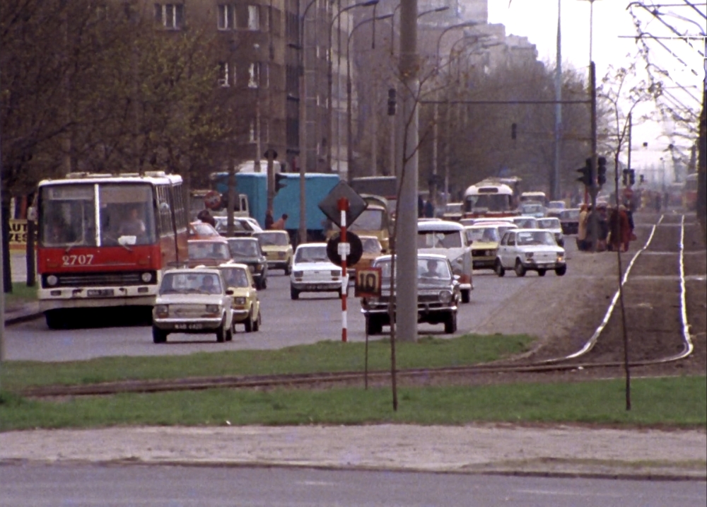 2707
Kadr z serialu "Białe Tango", odc. 1

2707 / Ikarus 280.26 / 1979 / R-11 Kleszczowa / 1989-11
Słowa kluczowe: 2707 157