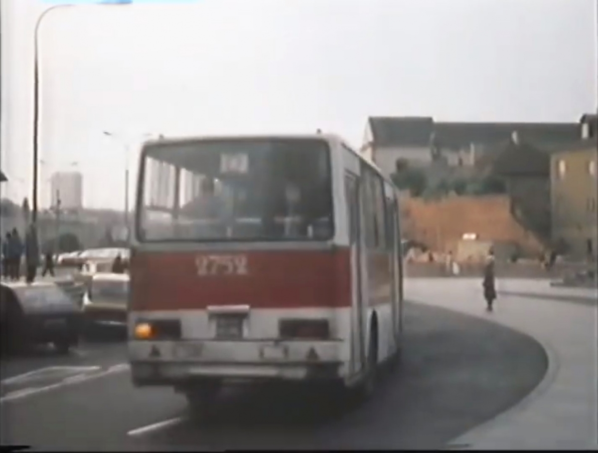 2752
Z ujęcia na Rynek - krótki miał żywot ten autobus

Ikarus 280.11 / R5 / prod.1979 / kasacja 1987-03


Słowa kluczowe: 2765 D