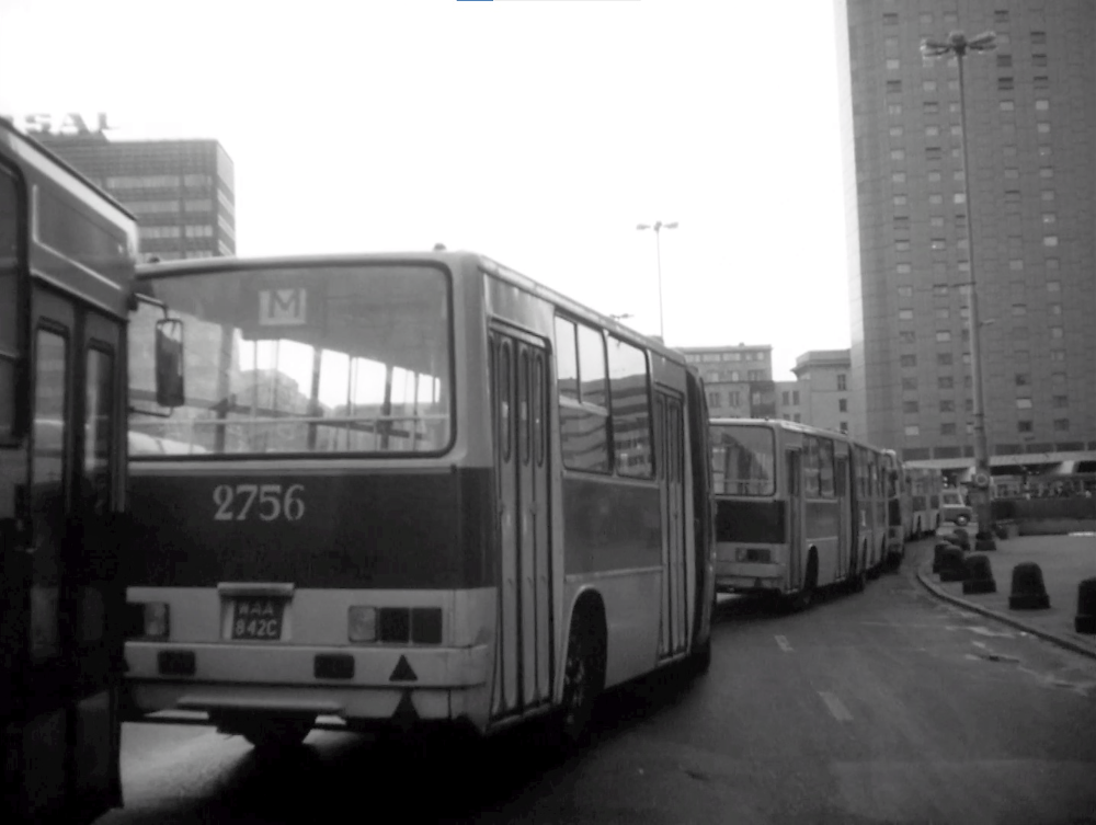 2756
Wóz na tej linii wystąpił w filmie "Krzyk".
2756 / Ikarus 280.11 / 1979 / R-5 Inflancka / 1988-01-27
Słowa kluczowe: 2756 M