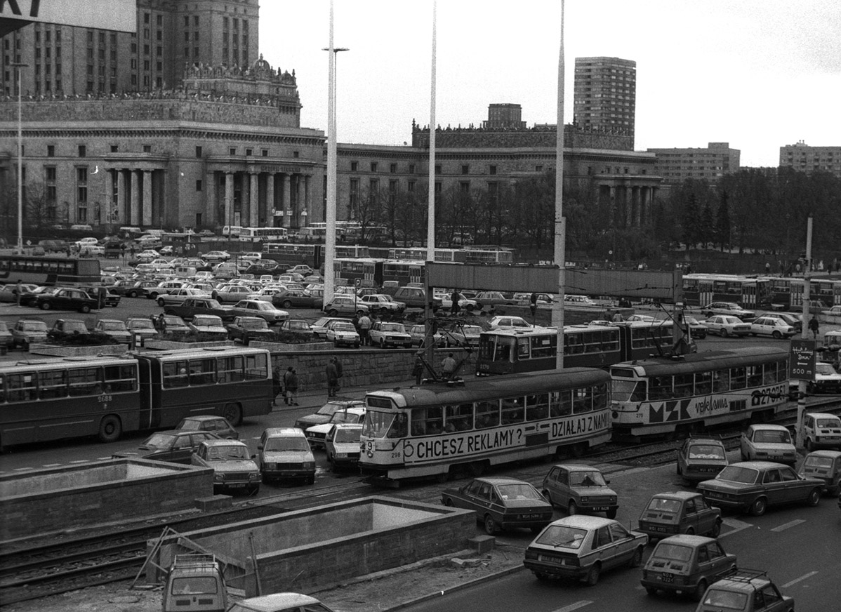 298
Podobno pierwsza reklama, która reklamowała... same tramwaje. W bonusie dwa oryginalne przegubowce rocznikowo '87 i '89. Dziewiątka jeszcze przez jakiś czas jeździła mostem Poniatowskiego po otwarciu, wkrótce ją skasowano. 
foto: Pavel Kashvin. 
298 / Konstal 13N / 1966 / 1999
2170 / Ikarus 280.26 / R-7 Woronicza / 1987 / 2001-10
2688 / Ikarus 280.26 / R-11 Kleszczowa / 1989 / 2002-07



Słowa kluczowe: 298 9 2170 2688 175