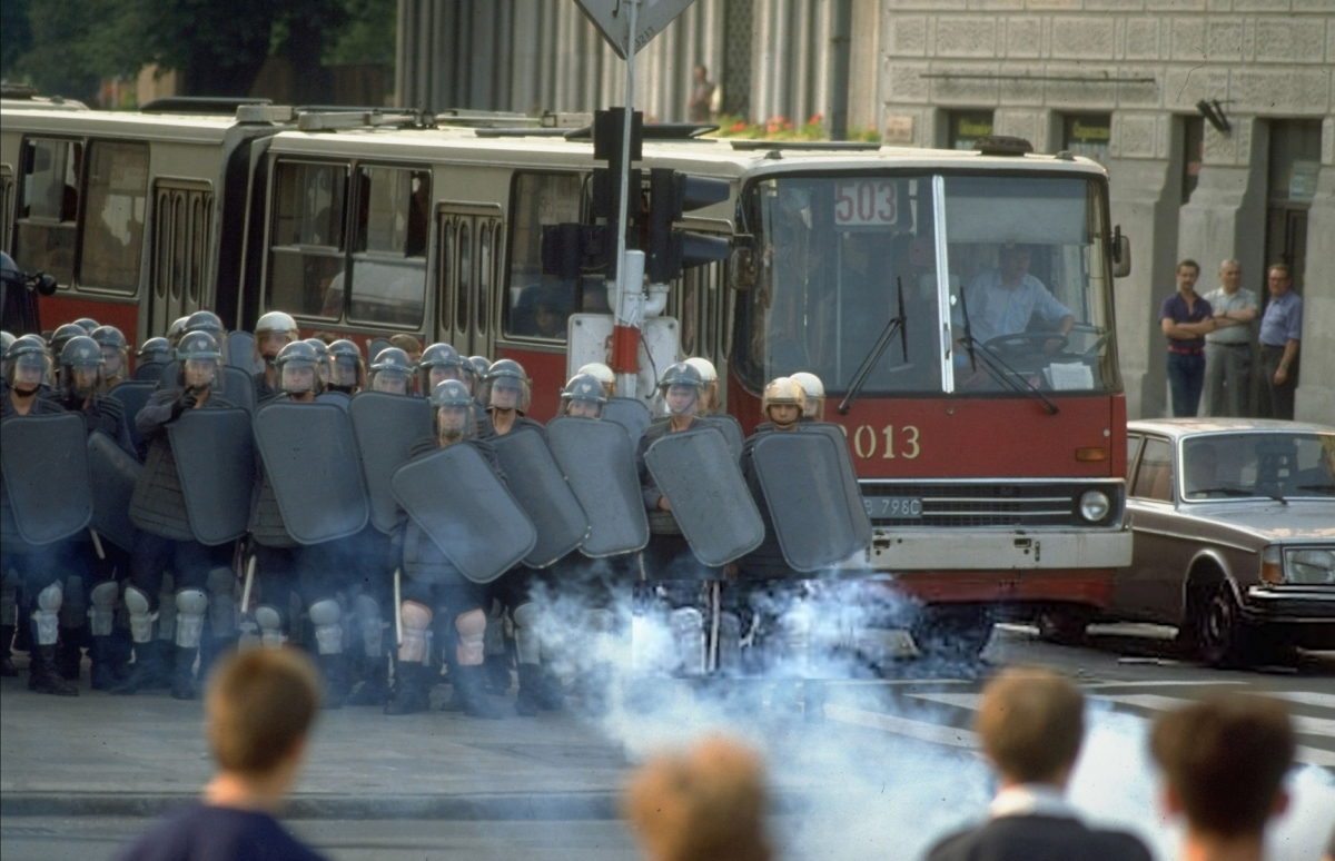 3013
Warszawa, ul. Nowy Świat. Fot. Chris Niedenthal z albumu rok 1989. Umieszczam jeszcze raz, w trochę lepszej jakości. 

3013 / Ikarus 280.26 / prod. 1986 / R-12 -> 04.1994 / R-5 04.1994 / kasacja 08.1997
Słowa kluczowe: 3013