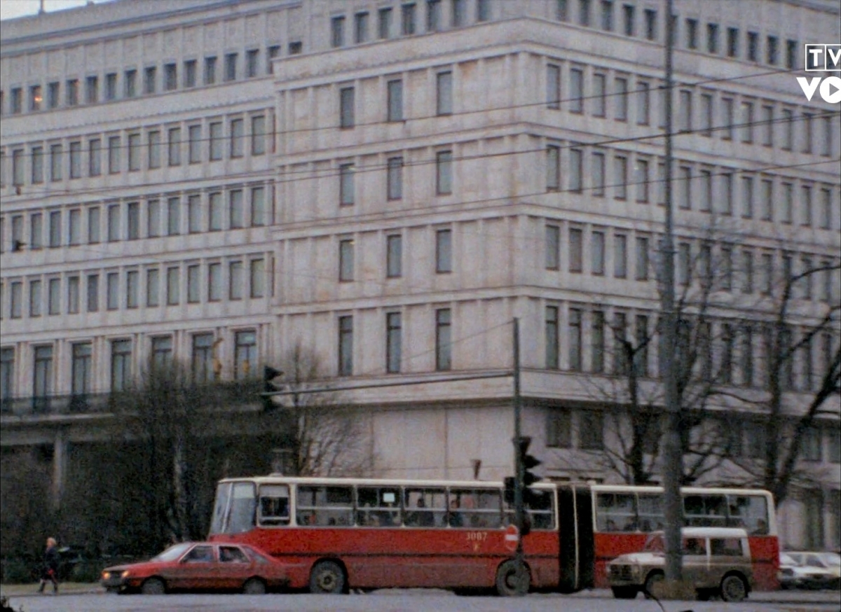 3087
Kadr z serialu "Dziewczyna z Mazur" odc. 4. Podejrzewam linię 503. 

3087 / Ikarus 280.26 / 1988 / R-12 Piaseczno / 05.1994 / -> R-9 Chełmska / 09.2001 -> R-13 Stalowa / 04.2006 


Słowa kluczowe: 3087