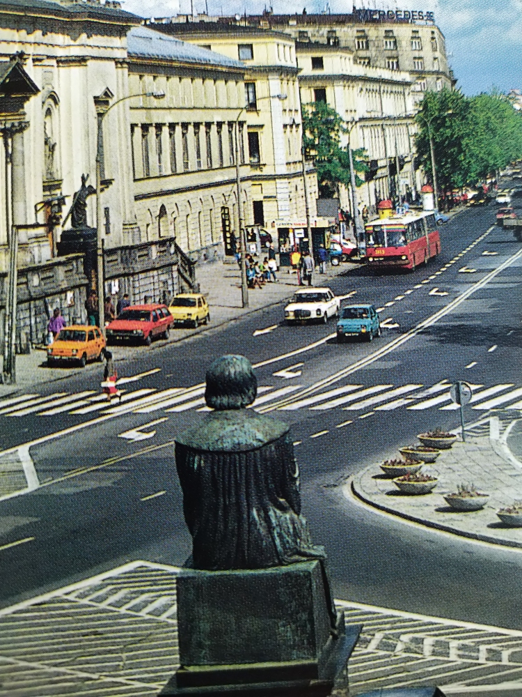 3113
Po charakterystycznej wyklejance można rozpoznać stalowy wóz, wcześniejszy kleszczowy 3205. Skan z książki "Warszawa: Trakt Królewski Jan Morek"

3113 / Ikarus 280.26 / 1986 / R13 / 06.1992 ex R11 3205 / 1998-09
Słowa kluczowe: 3113