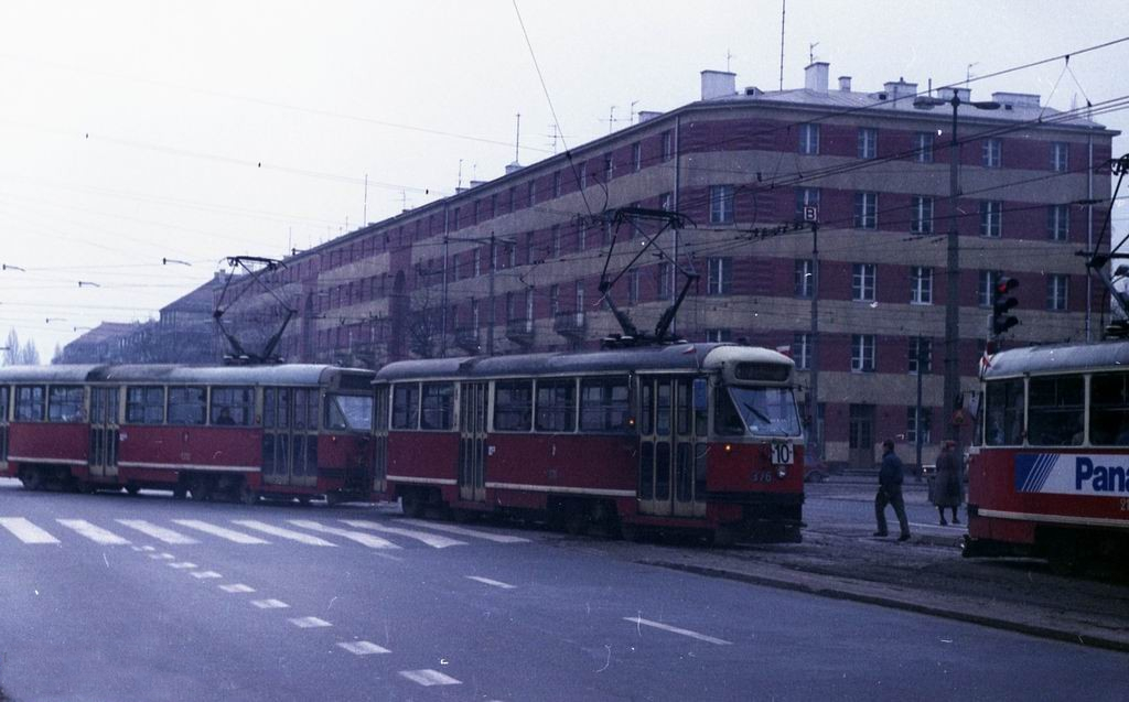 376
foto: Pavel Kashvin. Tutaj 10-tka na jakimś objeździe przewiduje swoją zmianę trasy, która nastąpi za 19 lat...

Konstal 13N / 376 / 1967 / 
Słowa kluczowe: 376 10