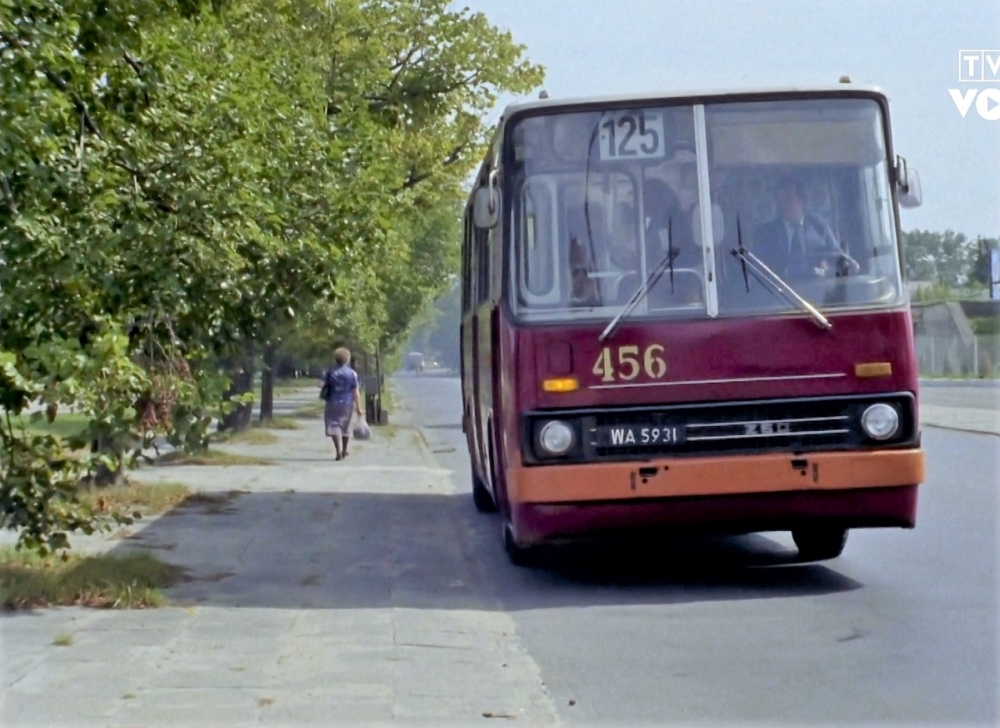 Kadr z serialu "Rodzina Kanderów" (1990). Widzę, że ktoś grzebał przy rejestracji wozu. Powinno być WAA 593U

456 / Ikarus 260.04 / 1982 / R-7 Woronicza / 1989-04 > ZGKiM Grodzisk Maz. (WSJ 096C
Słowa kluczowe: 456 125