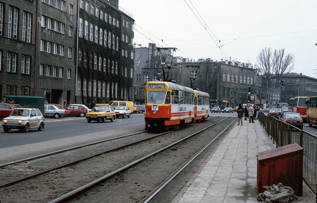 708
Adrian Nicholls znalazł jeszcze jedno zdjęcie z Warszawy. Niestety nie można zidentyfikować żadnego z autobusów z drugiego planu... 

Skład 708+753
Słowa kluczowe: 708 17