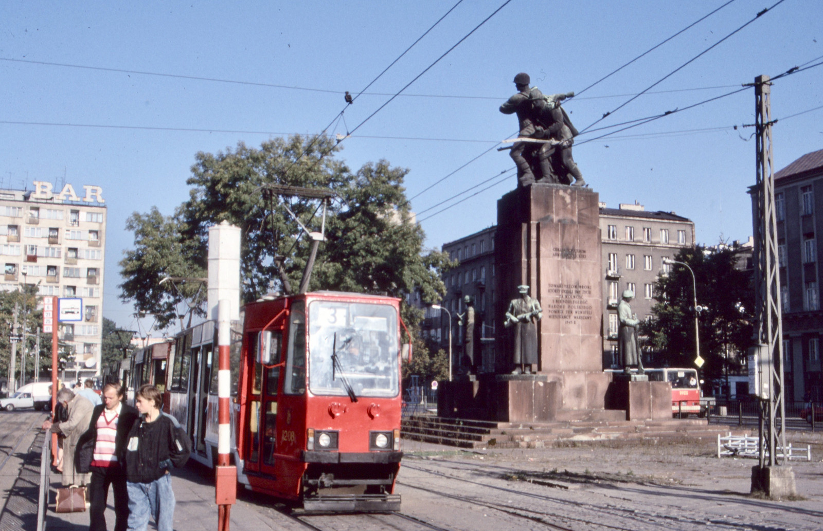 1208
fot. Paul Haywood

W drugą stronę jedzie solówka 1022 na linii 101. 
Słowa kluczowe: 1208 3