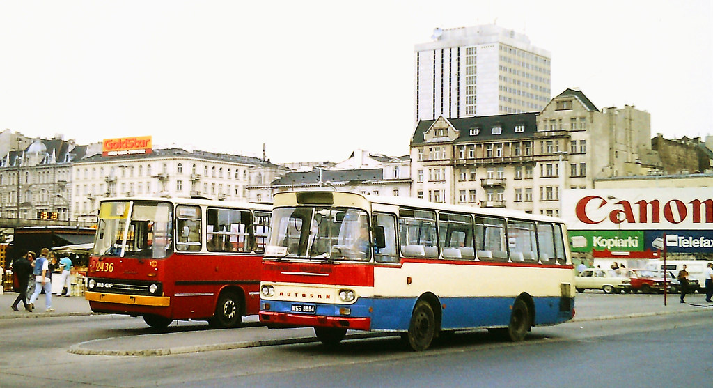 Autosany H9 firmy DJ Cars wiozący ludzi do Legionowa. Ktoś wie w jakich latach działała ta firma? Na drugim planie pachnący nowością roczki 1990. fot. Steve Guess.

2436 / Ikarus 280.26 / 1990 / R-8 Pożarowa / 11.1993 -> R-13 Stalowa / 04.2008
