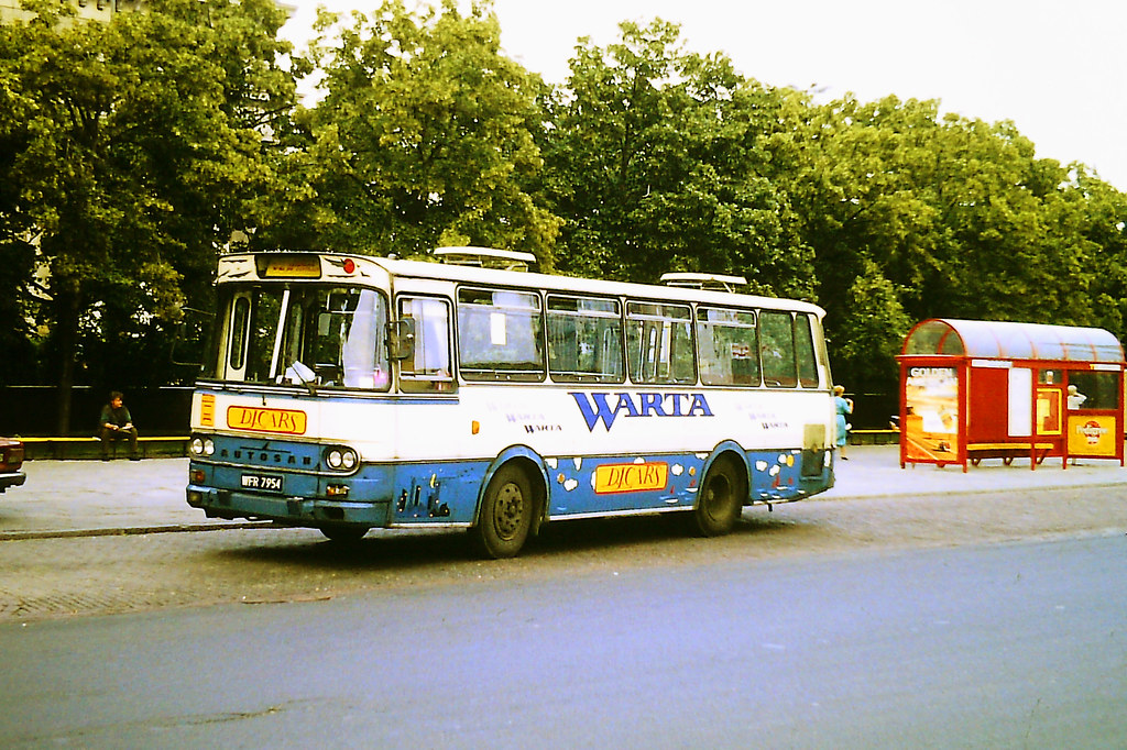 Autosany H9 firmy DJ Cars wiozący ludzi do Legionowa. Ktoś wie w jakich latach działała ta firma? fot. Steve Guess.
