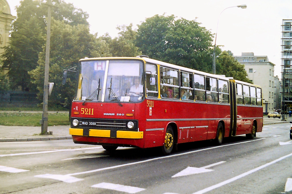 5211
Świetna dokumentacja, nowy bizon na ostatnich dniach linii pospiesznej, fot. Steve Guess

5211 / Ikarus 280.37 / 1992 / R-11 Kleszczowa / 05.2005 -> R-13 Stalowa ->  5234 / 11.2010
Słowa kluczowe: 5211 H