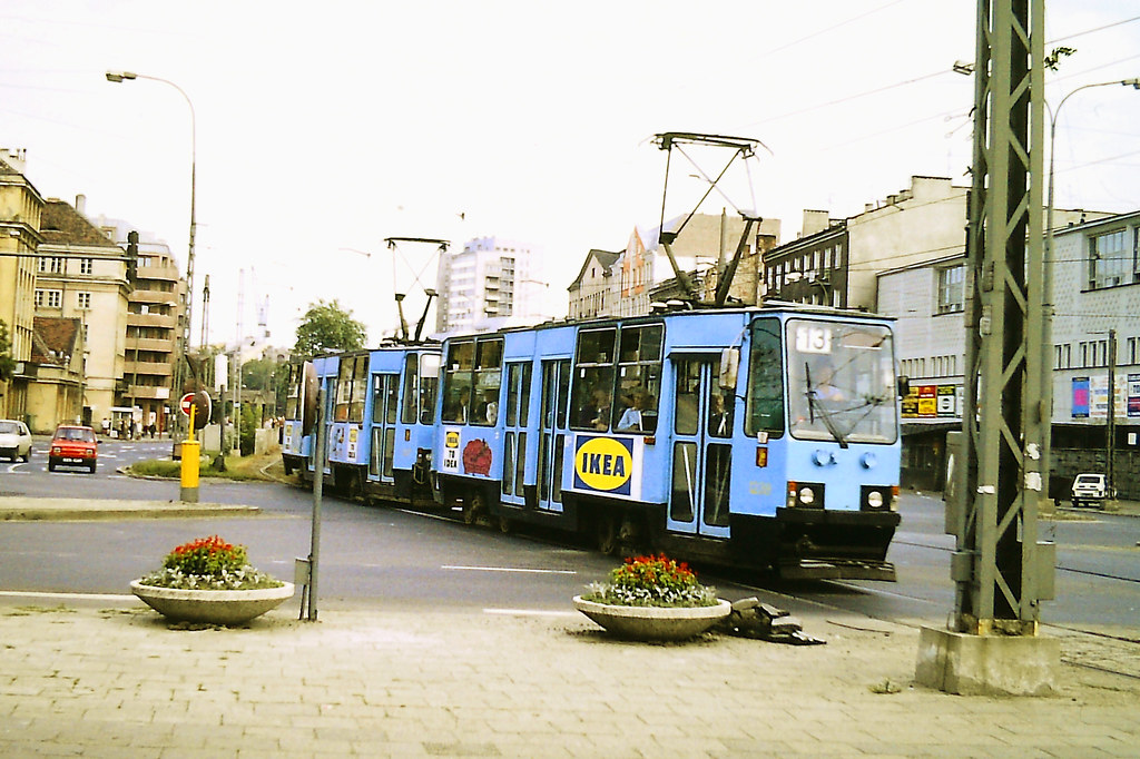 1238+1237
Skład 1238+1237, tylko czemu jedzie w stronę ul. Ratuszowej?
Słowa kluczowe: 1238 1237 13