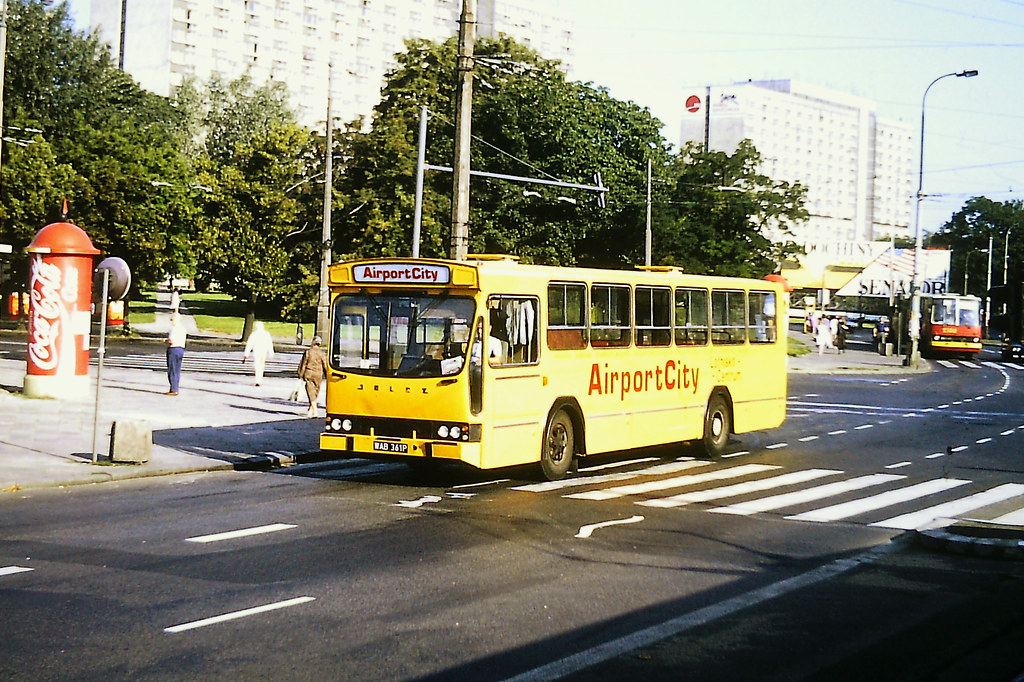 90
fot. Steve Guess, w tle 2360 po NG

90 / Jelcz L11/2 / 1989 / R-5 Inflancka / 1996 -> M11 / 2002-05
2360 / Ikarus 280.26 / 1986 / R-6 Redutowa / 1997-12
Słowa kluczowe: 90 2360