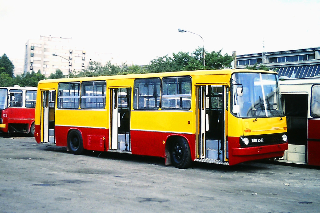 1628
W środku czarne poręcze mimo NG w tamtym czasie. Podobno trzeci żółtoczerwony w Warszawie, fot. Steve Guess

1628 / Ikarus 260.04 / 1984 / R-13 Stalowa / 05.1999
Słowa kluczowe: 1628