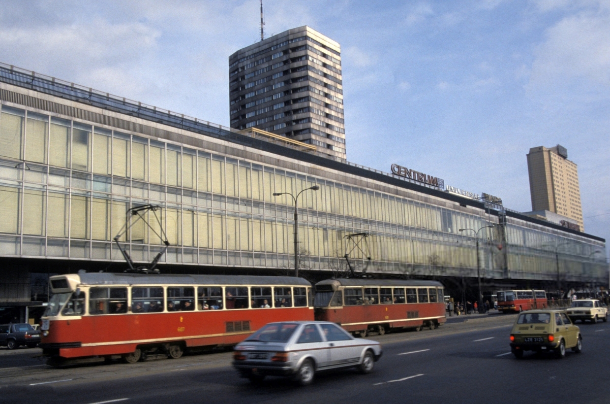 607
Konstal 13N # Wyprodukowany: 1968     Zezłomowany: 2011

fot. Catherine Bibollet z albumu franc. "Varsovie auojourd`hui et passe" Ciekawe co to za świeży przegubowiec w tle.
Słowa kluczowe: 607