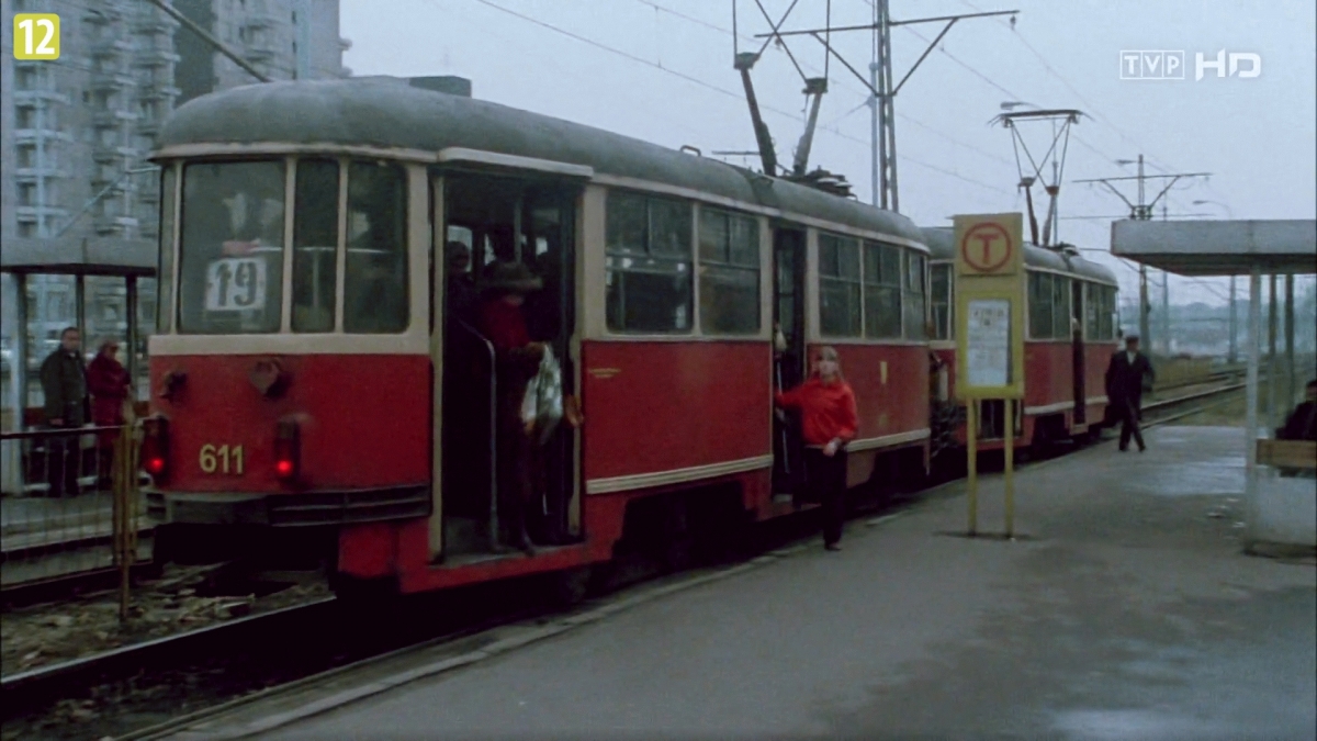 611
Kadr z serialu 'Alternatywy 4'. - Wrzucę kilka kadrów po rekonstrukcji cyfrowej. Poprzedni z 2007 roku, że też ten serwis działa tak długo!
Konstal 13N / prod. 1968 / Zezłomowany: 2012

Słowa kluczowe: 611 19