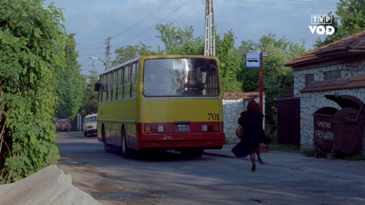 701
701 / R-11 Kleszczowa / Ikarus 260.04 / prod. 1983 / kasacja 2002-11

Kadr z serialu Ekstradycja 3 - odc. 5. 
Miejsce niezidentyfikowane, to nie jest prawdziwa linia 104 ani przystanek, umieszczono je tylko do celów zdjęciowych. 104 ówcześnie jeździła z Bródna na Białołękę, jednak nie obsługiwała ją R-11 no i nie jeździła nigdzie samodzielnie, oraz przystanku Leśna bodajże nie było w Warszawie. 

Słowa kluczowe: 701