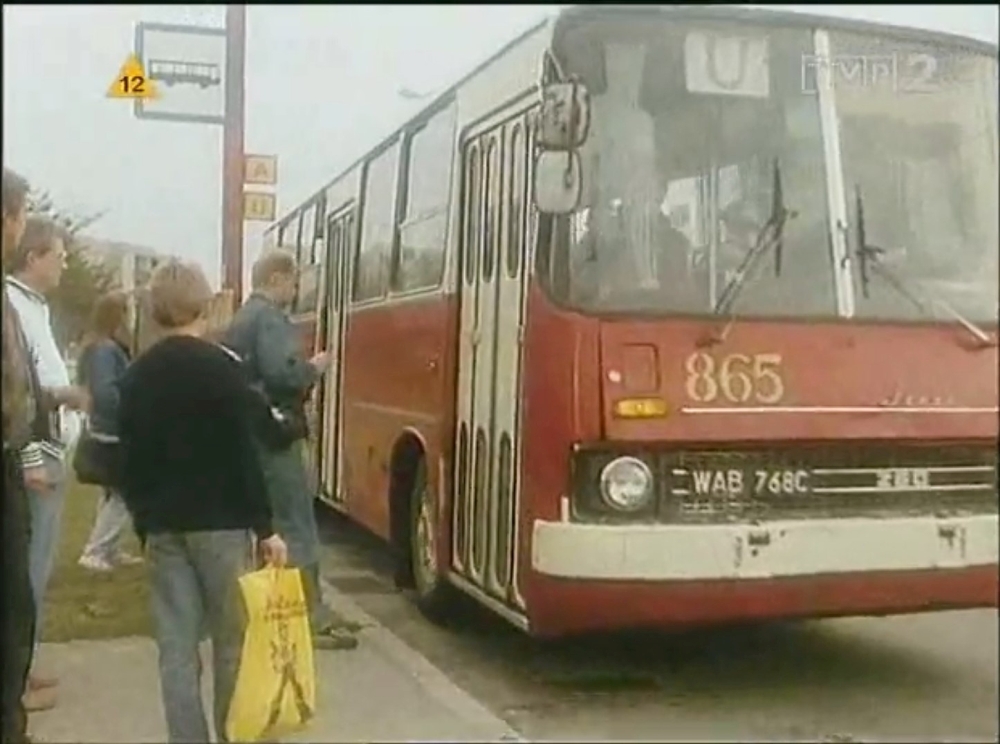 865
Kadr z serialu "Żegnaj Rockefeller" (1993). Wygląda na to, że już po jakimś remoncie chociaż dziwne jak został włączony do ruchu dopiero w 1987 roku. Pojazd pewnie zamówiony, chyba nie liniowy. NG miał dopiero w 12.1993

865 / Ikarus 260.04 / 1985 / R-12 Piaseczno / 05.1994 -> R-5 Inflancka / 1998-04

Słowa kluczowe: 865 U