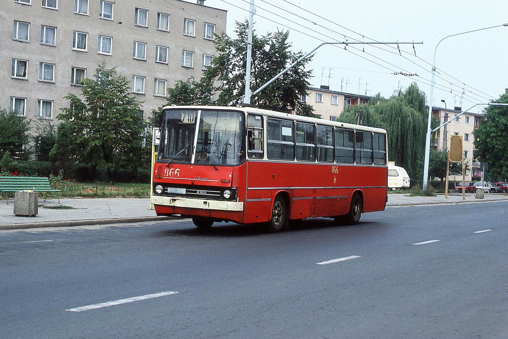 866
Niby pomarańczka ale coś lakier na to nie wygląda. 

866 / Ikarus 260.04 / 1985 / R-12 Piaseczno / 05.1994 -> R-5 Inflancka / 04.1998


Słowa kluczowe: 866 710