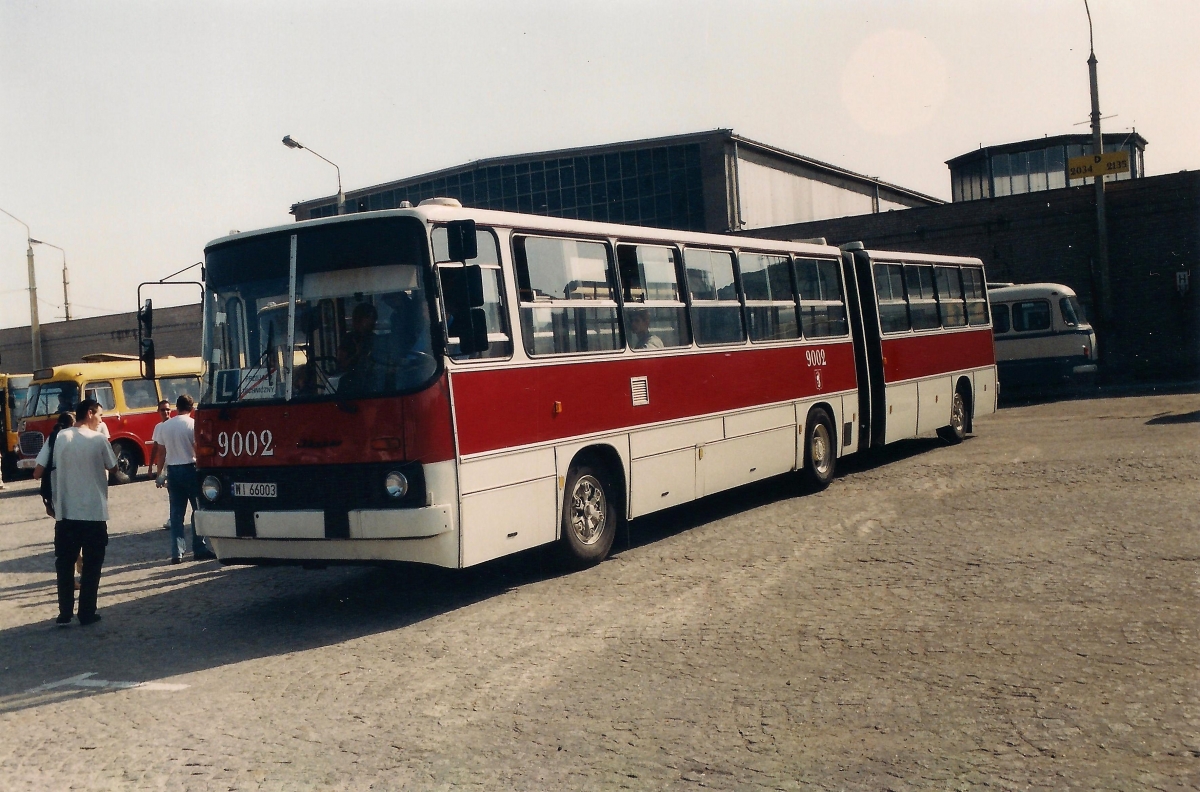 9002
Ten zabytek trochę dłużej się trzyma niż 9009 i ma dobrą przeszłość...

Ikarus 280.26 / prod. 1987 / ex 04.1996 ex R10 2600 / początkowo jako #9001 / od 07.2002 malowanie historyczne
