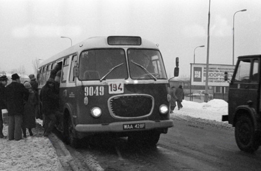 9049
Ciekawostka: na pierwszych kursach linii 194 jelcz z OSK. Linia powstała w 1977 z przekształcenia z podmiejskiej 210 w związku z przyłączeniem Ursusa do Warszawy. Lokalizacja i data dokładnie nie znana. Fot. Lech Charewicz

131 / Jelcz MEX272 / 1971 / R-6 Redutowa / 12.1978 -> 9049 Ośrodek Szkolenia Zawodowego / 1981 

Słowa kluczowe: 9049