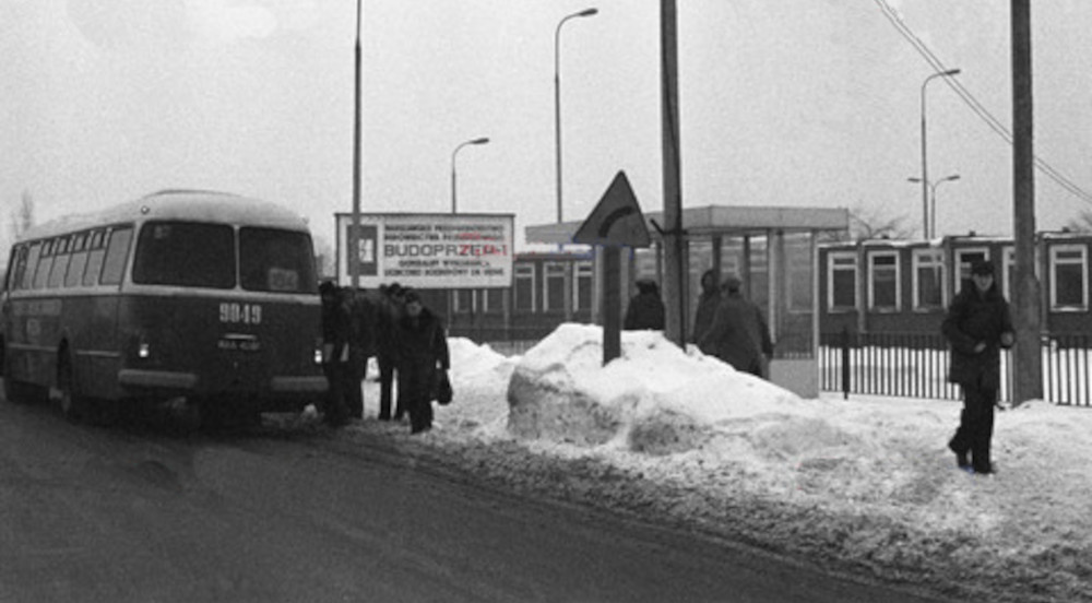 9049
Ciekawostka: na pierwszych kursach linii 194 jelcz z OSK. Linia powstała w 1977 z przekształcenia z podmiejskiej 210 w związku z przyłączeniem Ursusa do Warszawy. Lokalizacja i data dokładnie nie znana. Fot. Lech Charewicz

131 / Jelcz MEX272 / 1971 / R-6 Redutowa / 12.1978 -> 9049 Ośrodek Szkolenia Zawodowego / 1981 

Słowa kluczowe: 9049