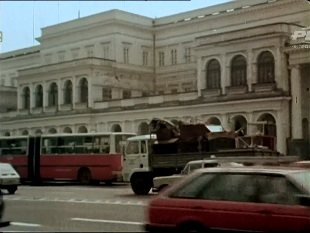 Jakiś wóz z R-6.
Kadr z filmu "Warszawskie Gołębie" 1988.
