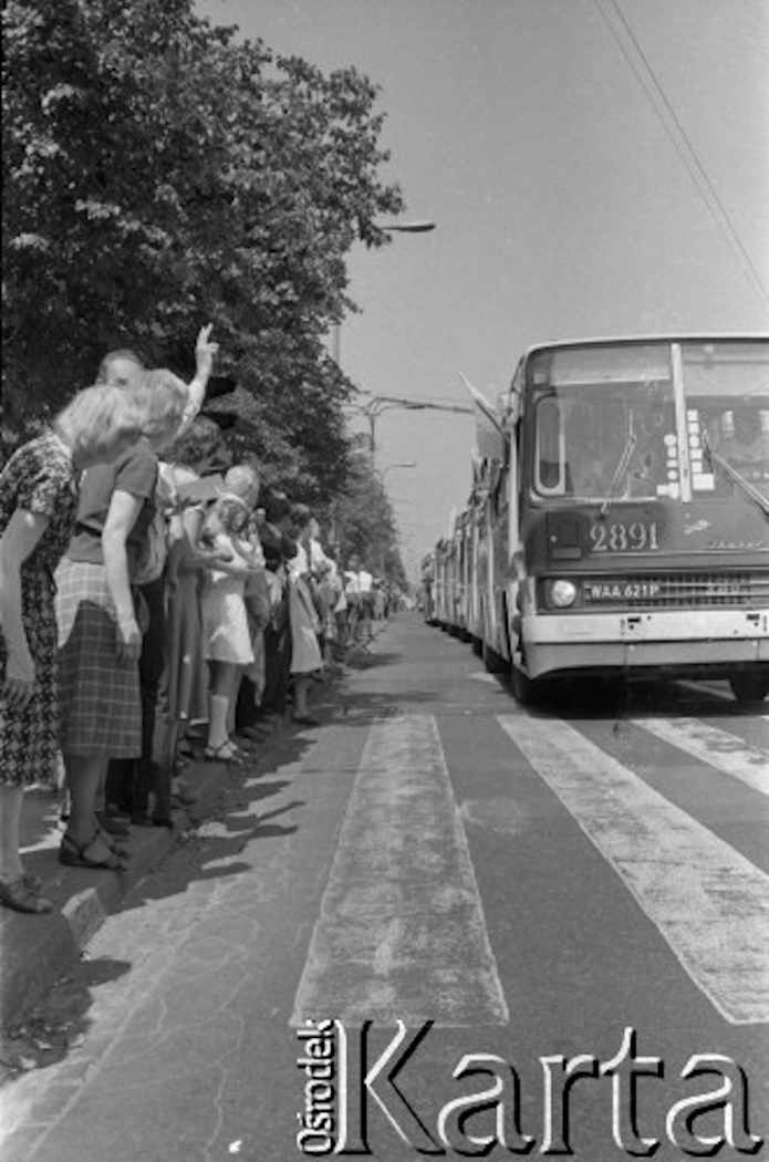 2891
Ikarus 280.26 / R-5 / 2891 / 11.1980 -> 2502 02.1986 R-10 / 10.1990

Kierowcy autobusów miejskich i ciężarówek zablokowali rondo u zbiegu ulic Marszałkowskiej i Alei Jerozolimskich. Protestowali w ten sposób przeciwko obniżce kartkowych przydziałów mięsa i trudnościom zaopatrzeniowym. Strajk został zorganizowany przez Zarząd Regionu NSZZ "Solidarność" Region Mazowsze. Na zdjęciu ludzie obserwujący protest stoją naprzeciwko autobusów.
Fot. Maciej Czarnocki, zbiory Ośrodka KARTA.
Słowa kluczowe: 2891