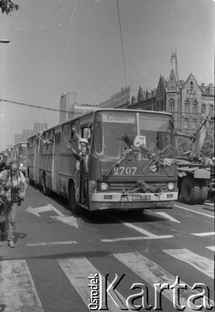 2707
2707 / Ikarus 280.26 / 1979 / R-11 Kleszczowa / 1989-11

Kierowcy autobusów miejskich i ciężarówek zablokowali rondo u zbiegu ulic Marszałkowskiej i Alei Jerozolimskich. Protestowali w ten sposób przeciwko obniżce kartkowych przydziałów mięsa i trudnościom zaopatrzeniowym. Strajk został zorganizowany przez Zarząd Regionu NSZZ "Solidarność" Region Mazowsze. Protestujący w autobusie udekorowanym kwiatami.
Fot. Maciej Czarnocki, zbiory Ośrodka KARTA.
Słowa kluczowe: 2707