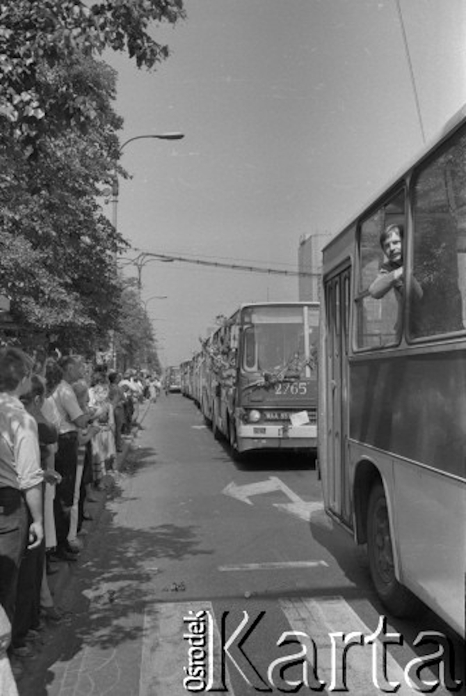 2765
2765 / Ikarus 280.11 / prod. 1979 / R-5 Inflancka / 1991-02

Kierowcy autobusów miejskich i ciężarówek zablokowali rondo u zbiegu ulic Marszałkowskiej i Alei Jerozolimskich. Protestowali w ten sposób przeciwko obniżce kartkowych przydziałów mięsa i trudnościom zaopatrzeniowym. Strajk został zorganizowany przez Zarząd Regionu NSZZ "Solidarność" Region Mazowsze. Na zdjęciu ludzie obserwujący protest stoją naprzeciwko autobusów.
Fot. Maciej Czarnocki, zbiory Ośrodka KARTA.
Słowa kluczowe: 2765
