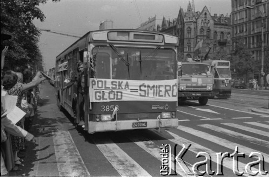 3858
3858 / Jelcz PR100 Berliet /prod. 1977 /1983-03 / R-10 Ostrobramska 03.1980 / R-9 Chełmska 03.1980-03.1983

Kierowcy autobusów miejskich i ciężarówek zablokowali rondo u zbiegu ulic Marszałkowskiej i Alei Jerozolimskich. Protestowali w ten sposób przeciwko obniżce kartkowych przydziałów mięsa i trudnościom zaopatrzeniowym. Strajk został zorganizowany przez Zarząd Regionu NSZZ "Solidarność" Region Mazowsze. Na zdjęciu autobus przejeżdża ulicą, na nim transparent z napisem: "Polska/Głód=Śmierć".
Fot. Maciej Czarnocki, zbiory Ośrodka KARTA.
Słowa kluczowe: 3858