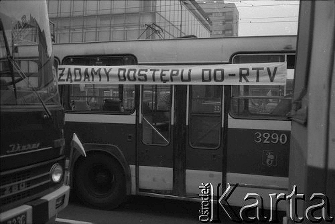 3290
3290 / Jelcz PR100 Berliet / R-9 Chełmska 1976 / 1983-12

Kierowcy autobusów miejskich i ciężarówek zablokowali rondo u zbiegu ulic Marszałkowskiej i Alei Jerozolimskich. Protestowali w ten sposób przeciwko obniżce kartkowych przydziałów mięsa i trudnościom zaopatrzeniowym. Strajk został zorganizowany przez Zarząd Regionu NSZZ "Solidarność" Region Mazowsze. Na zdjęciu transparent z napisem: "Żądamy dostępu do - RTV" zawieszony na autobusie.
Fot. Maciej Czarnocki, zbiory Ośrodka KARTA.
Słowa kluczowe: 3290