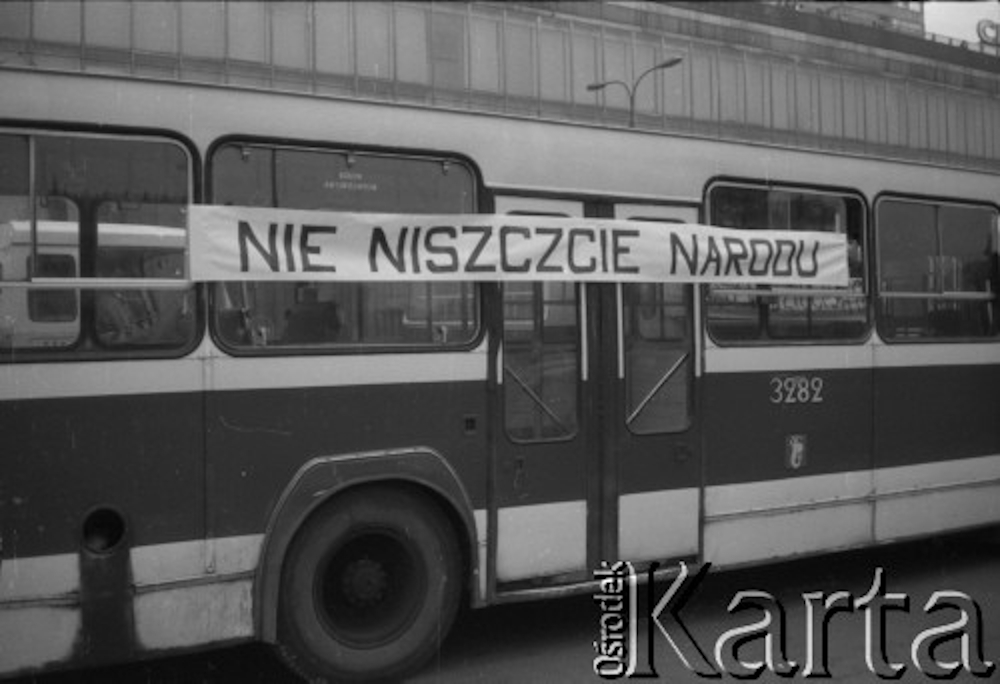 3282
3282 / Jelcz PR100 Berliet / R-9 Chełmska / 1976 / 1982-12 

Kierowcy autobusów miejskich i ciężarówek zablokowali rondo u zbiegu ulic Marszałkowskiej i Alei Jerozolimskich. Protestowali w ten sposób przeciwko obniżce kartkowych przydziałów mięsa i trudnościom zaopatrzeniowym. Strajk został zorganizowany przez Zarząd Regionu NSZZ "Solidarność" Region Mazowsze. Na zdjęciu transparent z napisem: "Nie niszczcie narodu" zawieszony na autobusie.
Fot. Maciej Czarnocki, zbiory Ośrodka KARTA.
Słowa kluczowe: 3282