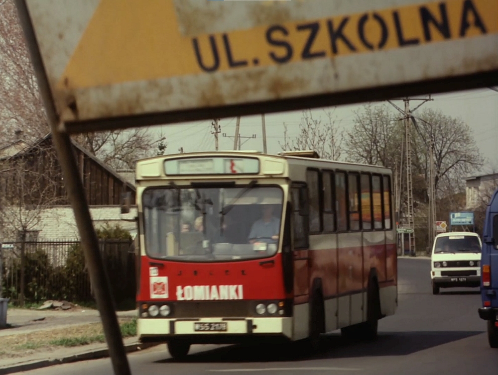 13
Kadr z PKF, w nowej wersji po rekonstrukcji cyfrowej "Łomianki blues". KMŁ po swoim powstaniu w 1990 roku w zakresie numeracji 4 - 21 (bez numerów 16,19, 20) miało nowe (jeszcze produkowane!) Jelcze PR 110M. Teraz to już na spokojnie można zidentyfikować wóz. 

Jelcz PR110M #13, prod. 1990.
Słowa kluczowe: 13 Ł