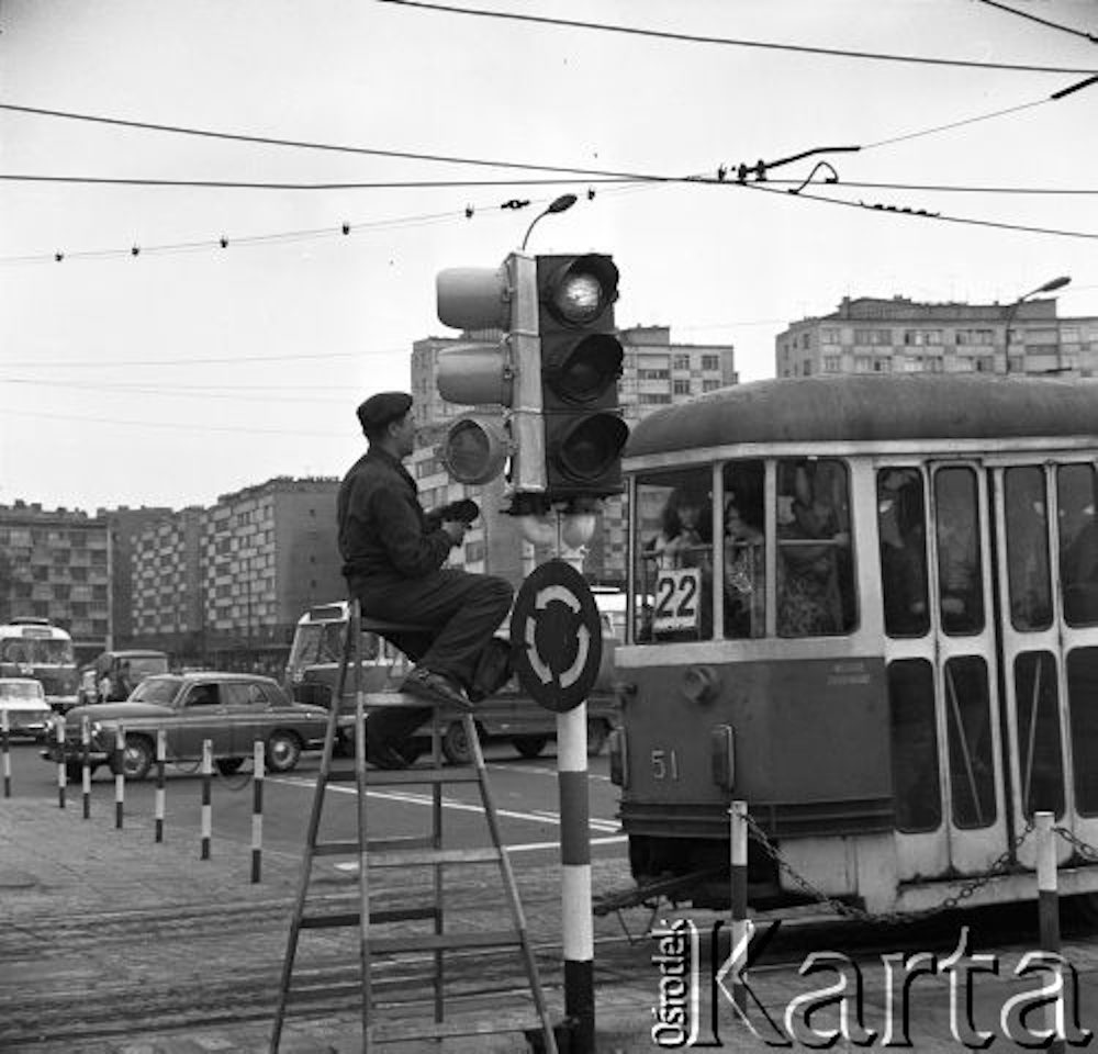 51
Konserwator sygnalizacji świetlnej, z prawej tramwaj linii 22.
Fot. Jarosław Tarań, zbiory Ośrodka KARTA [70-125]
