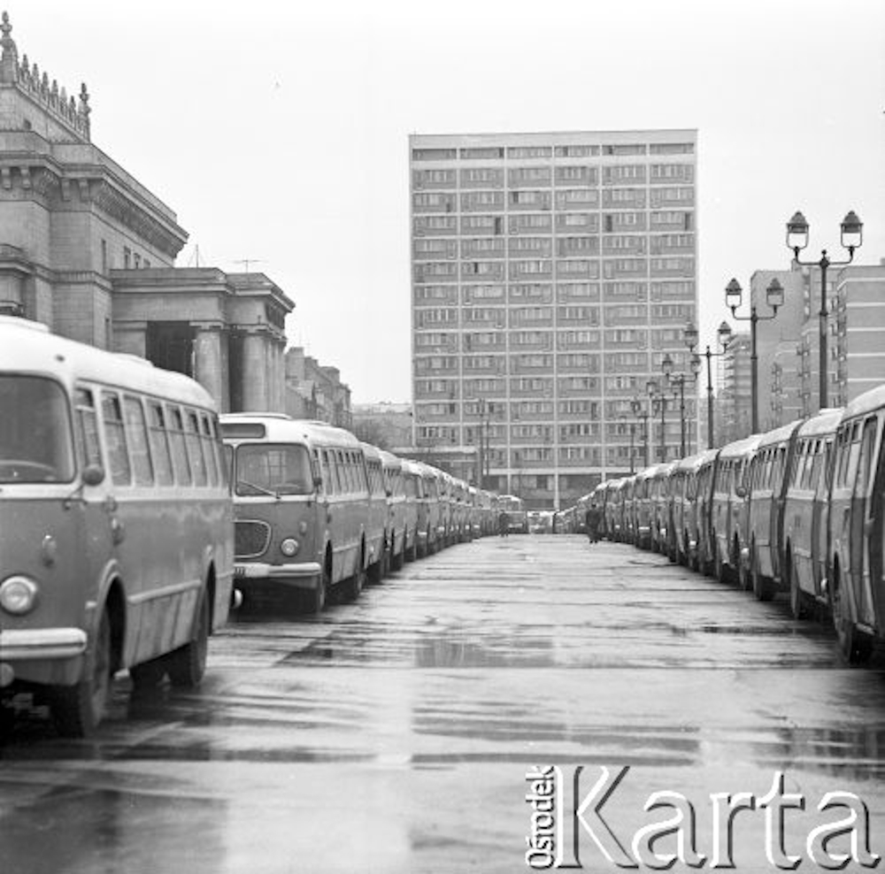 Autobusy przed Pałacem Kultury i Nauki.
Fot. Jarosław Tarań, zbiory Ośrodka KARTA [70-313]
