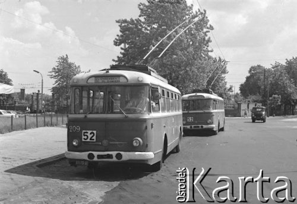 209
Trolejbus linii 52 (plac Zawiszy-Chełmska), ostatni kurs przed likwidacją. Fot. Jarosław Tarań, zbiory Ośrodka KARTA [73-40] Teraz to jakoś bardziej zauważyłem że w tym samym czasie co zlikwidowano trolejbusy zamknięto również linię tramwajową do Wilanowa.
Słowa kluczowe: 209 52