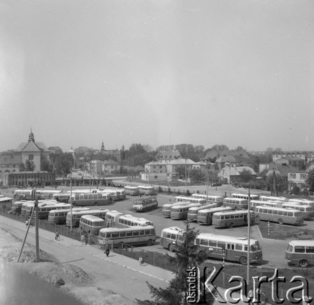 Fragment miasta, dworzec autobusowy.
Fot. Jarosław Tarań, zbiory Ośrodka KARTA [75-9]
