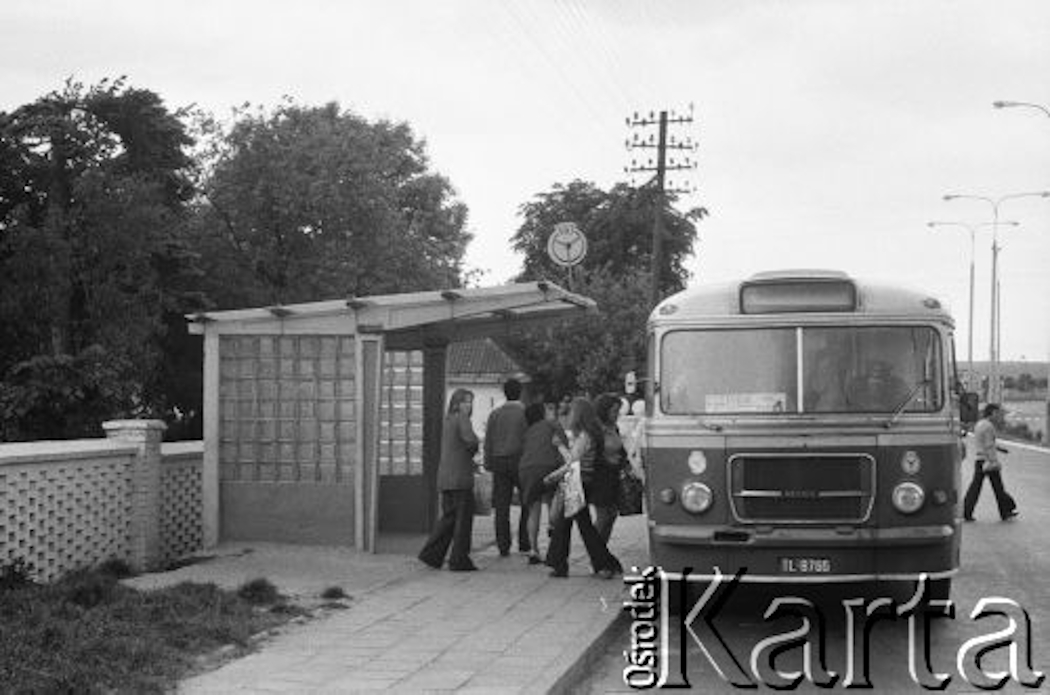 Autobus z Gostynina do Płocka na przystanku autobusowym.
Fot. Jarosław Tarań, zbiory Ośrodka KARTA [75-170]
