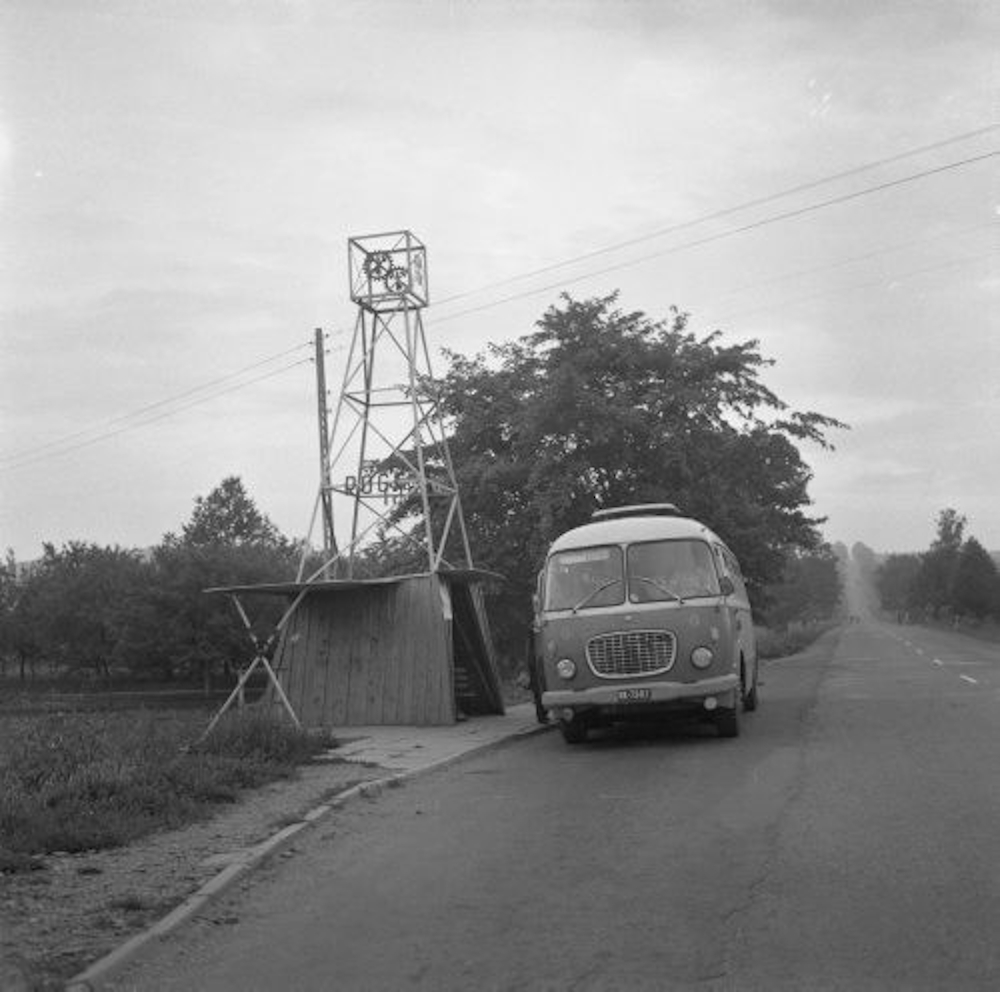 Autobus do Krosna stojący na przystanku.
Fot. Jarosław Tarań, zbiory Ośrodka KARTA [76-119]

