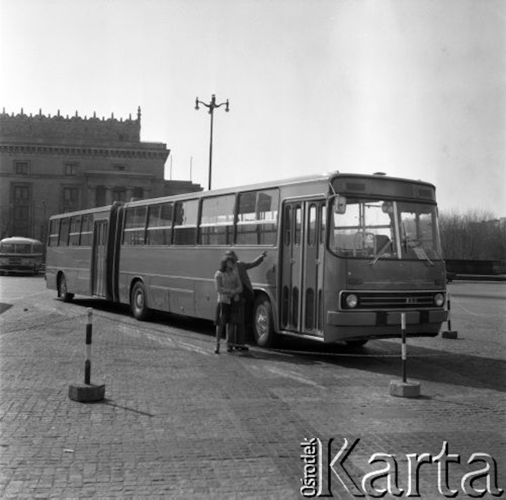 Autobusy firmy "Ikarus", propozycja dla Warszawy - wystawa przed Pałacem Kultury.
Fot. Jarosław Tarań, zbiory Ośrodka KARTA [78-97]

Warszawa propozycję przyjęła tylko dla innej specyfikacji :)
