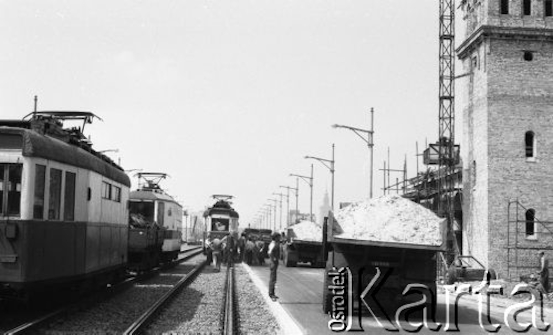 Remont Mostu Poniatowskiego, prace na torowisku, z lewej tramwaj, z prawej stoi ciężarówka ze żwirem.
Fot. Jarosław Tarań, zbiory Ośrodka KARTA [88-38]
