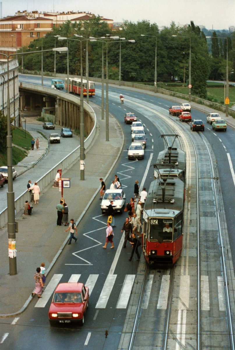 Częsty motyw na zdjęciach ale z lat 90-tych to pierwsze takie zdjęcie. Torowisko już po remoncie ale jeszcze bez przystanku dla autobusów. Szkoda że ten przegub się nie załapał. Latarnie tez już wymienione. 
autorstwo: Jacek Sochoń 
