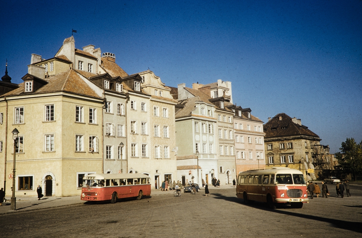 412
Harrison Forman, fortepan.hu

Wycieczkowy ogórek z Opola. 

412 / Chausson APH521/APH522 / ? / R-5 Inflancka / R-6 Redutowa / 1966-03
Słowa kluczowe: 412 144