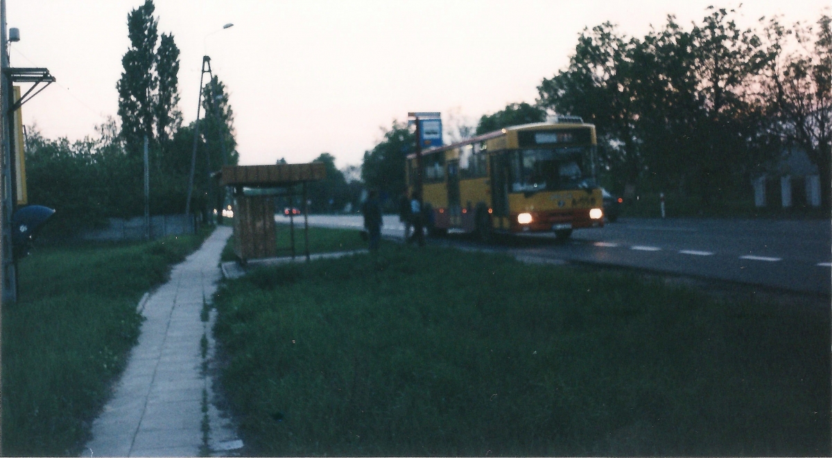 A556
Zdjęcie potrójnie historyczne: Nie ma nie tylko takich autobusów ale także przystanku w tym miejscu oraz aparatu telefonicznego...

Jelcz 120M / prod. 2001 / wycofanie [2004-04] > MPK Wałbrzych #239
