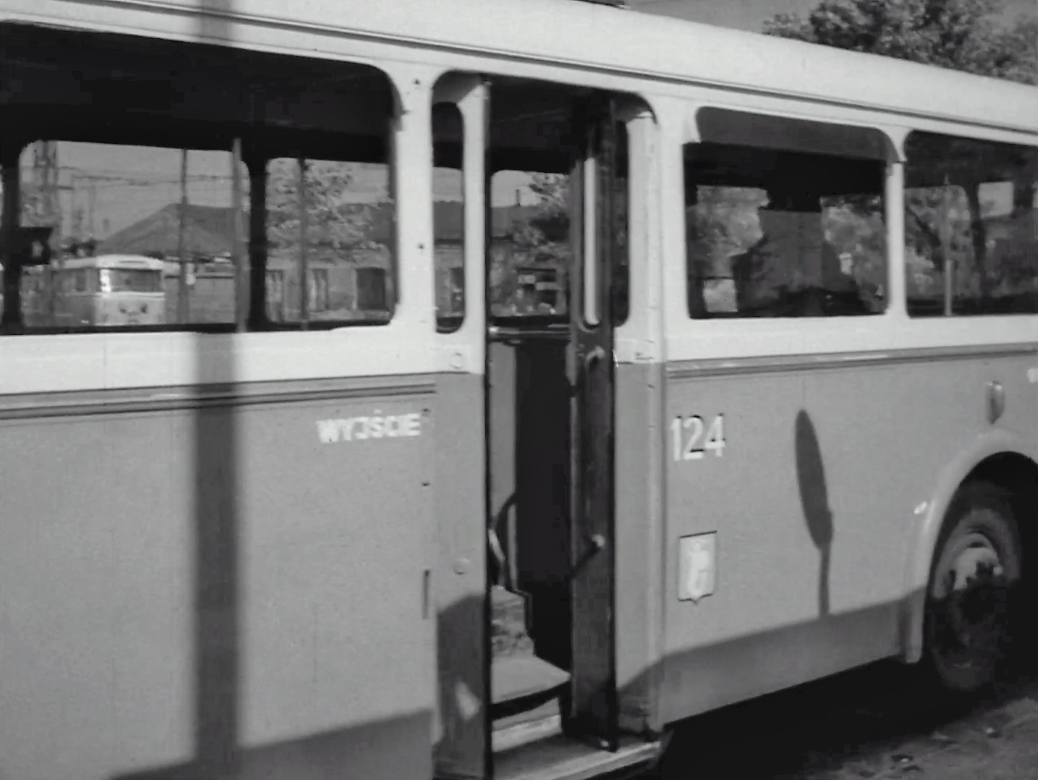 124
Swoją drogą, przez szybę wozu widać ciekawą okolicę. Szkoda, że nie zrobili na niej panoramy. Z PKF 64/39B

124 / Skoda 8Tr / 1959 / 1971 
Słowa kluczowe: 124 52